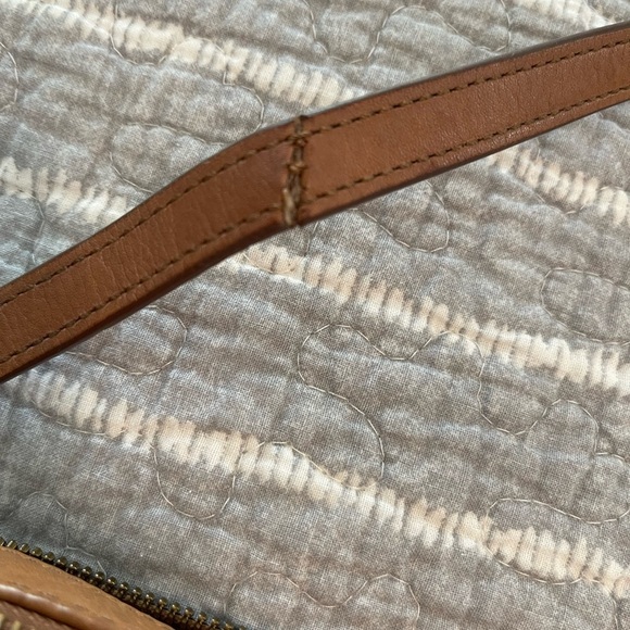 Fossil honey colored Camera Leather Crossbody Bag see photo for flaw - Picture 9 of 9
